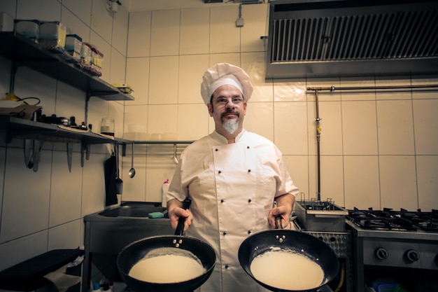 chef professionista facendo pancake