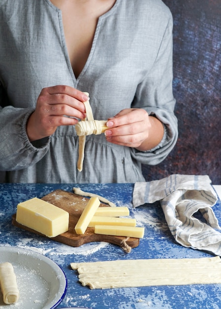 Chef rendendo le dita di formaggio venezuelano