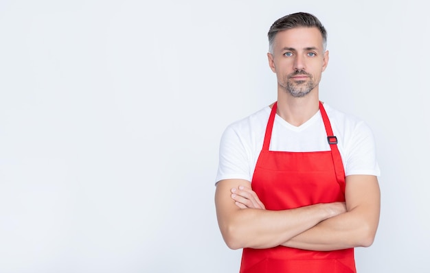 Chef uomo maturo serio in grembiule su sfondo bianco