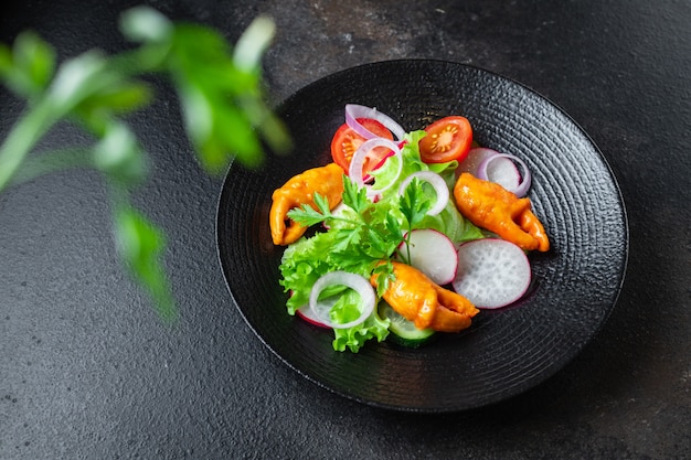 chele di granchio insalata bastoncino di granchio frutti di mare surimi pomodoro cetriolo lattuga verdura