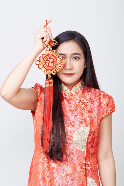 Cheongsam da portare della donna asiatica