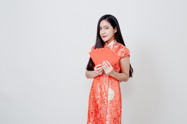 Cheongsam tradizionale del vestito asiatico dalla donna su bianco