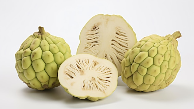 Cherimoya intera e tagliata a metà su uno sfondo bianco