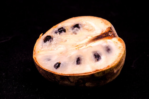 Cherimoya matura fresca verde e marrone