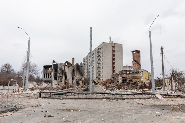 CHERNIHIV UCRAINA 05 aprile 2022 Guerra in Ucraina Caos e case distrutte per le strade di Chernihiv a seguito dell'attacco degli invasori russi su una città pacifica