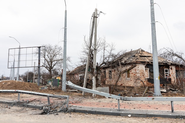 CHERNIHIV UCRAINA 05 aprile 2022 Guerra in Ucraina Caos e case distrutte per le strade di Chernihiv a seguito dell'attacco degli invasori russi su una città pacifica