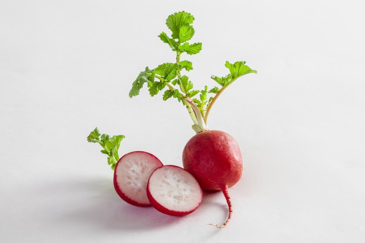 Foto cherry belle radish isolato su fondo bianco