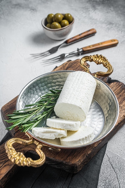 Chevre di formaggio a pasta molle di capra in una padella Sfondo bianco Vista dall'alto