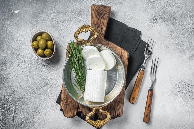 Chevre di formaggio a pasta molle di capra in una padella Sfondo bianco Vista dall'alto