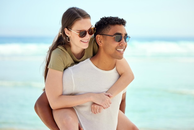 Chi non ama una storia d'amore estiva Foto di una giovane coppia che si gode una giornata in spiaggia