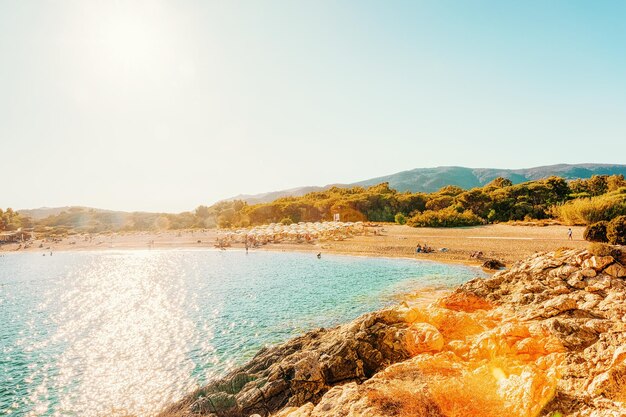 Chia Beach sulle acque blu del Mar Mediterraneo in provincia di Cagliari nel sud della Sardegna d'Italia.