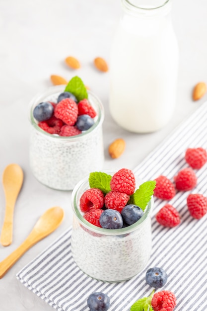 Chia budino con frutti di bosco freschi e latte di mandorla. Concetto Superfood.