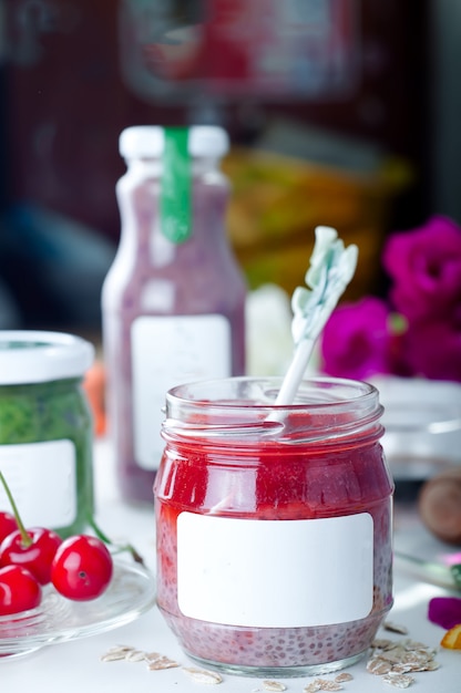 chia fragola purea in un barattolo