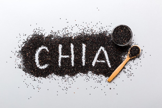 Chia parola fatta da semi di chia vista dall'alto su sfondo colorato Superfood sano