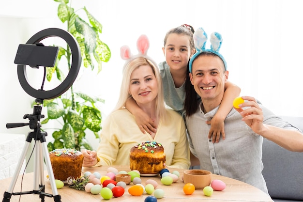 chiamata di famiglia al telefono in cucina addobbata per Pasqua. Pasqua.