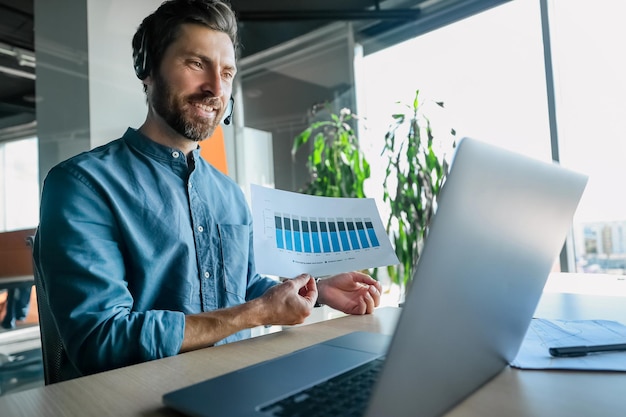 Chiamata di lavoro. Giovane in camicia blu con una chiamata di lavoro