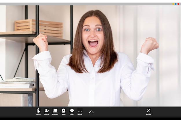Chiamata online video riunione comunicazione web webcast aziendale screenshot di un'impiegata eccitata