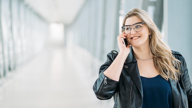 Chiamata telefonica urbana comunicazione mobile donna obesa