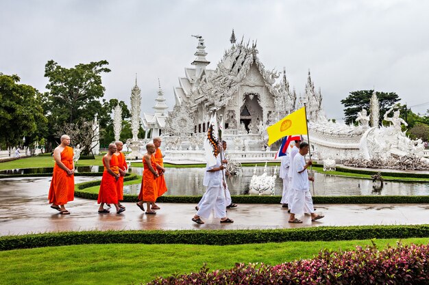 CHIANG RAI, Thailandia - 6 novembre 2014: Gente non identificata che celebra il festival di Loi Krathong al tempio di Wat Rong Khun.