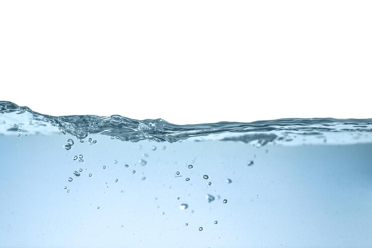 Foto chiara onda di acqua dolce su sfondo blu
