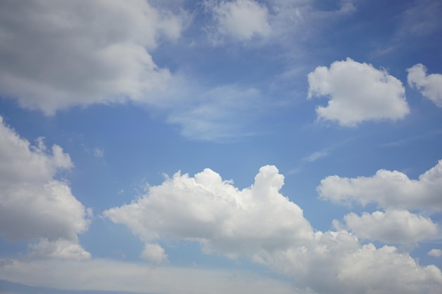 Chiaramente bel cielo azzurro con nuvola unica