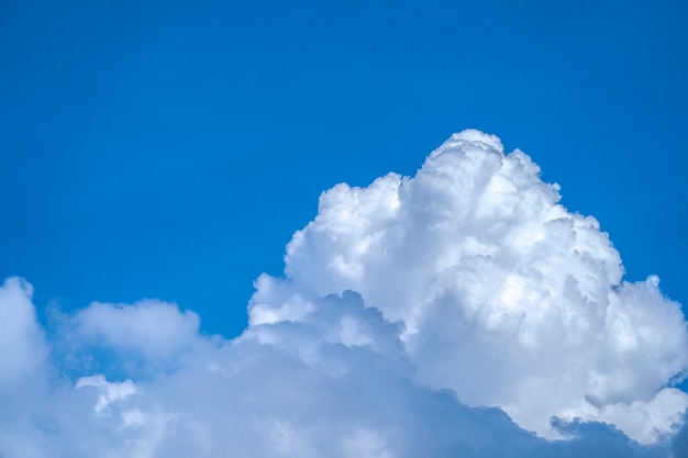 Chiaramente bel cielo azzurro con nuvola unica