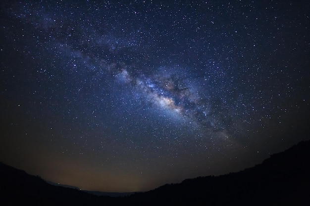 Chiaramente galassia della Via Lattea con stelle e polvere spaziale nell'universo a phitsanulok in Thailandia