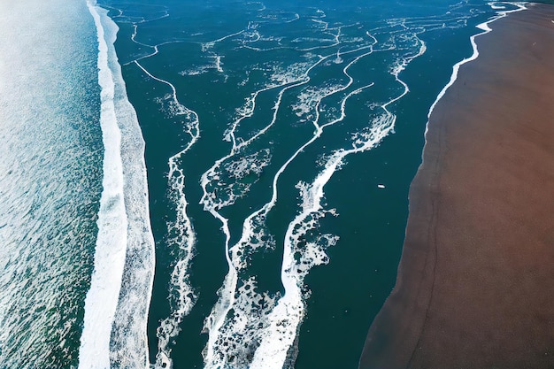 Chiare acque turchesi con schiuma bianca al largo della spiaggia islandese