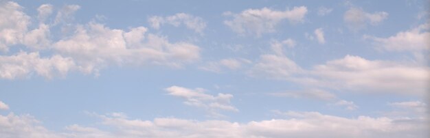 Chiaro cielo azzurro su cui nuvole bianche galleggiano lentamente come onde Banner di sfondo Screen saver sul monitor