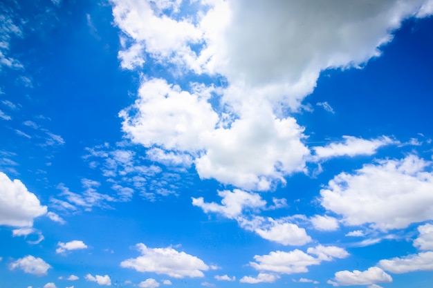 Chiaro cielo blu con cielo nuvoloso, pastello