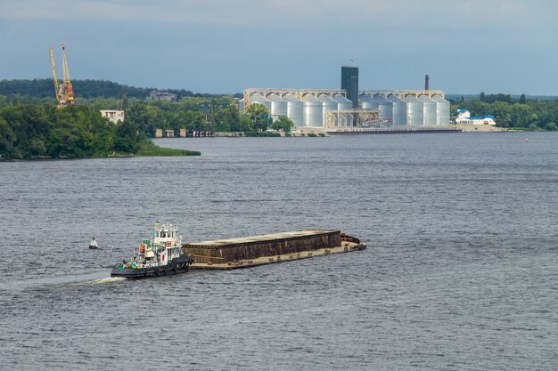 Chiatta galleggiante sul fiume Dnepr