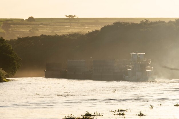 Chiatta vuota lungo il fiume - via navigabile Tiete-Parana.