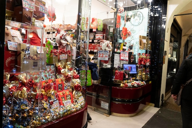 CHIAVARI, ITALIA - 23 DICEMBRE 2018 - La storica città medievale è piena di gente per Natale