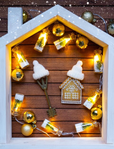 Chiave della casa con un portachiavi piccola casa su sfondo di legno con layout di decorazione di Natale