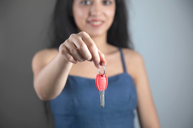 Chiave di casa della holding della mano della donna