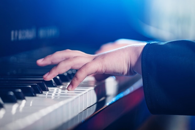 Chiave di pianoforte della mano umana della chiesa dell'organo a canne che canta musica del teatro musicale