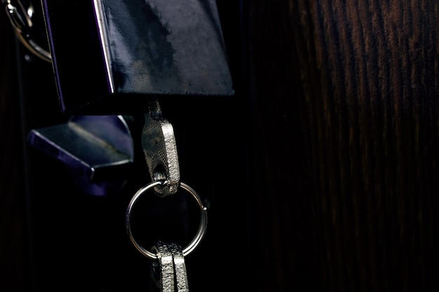 Chiave e serratura su una porta di legno si chiuda