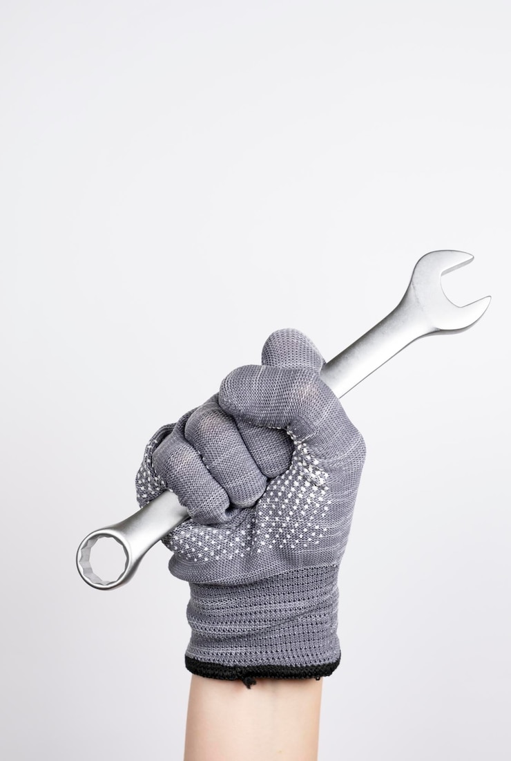 Foto chiave in mano su sfondo bianco. preparazione per la riparazione. servizio auto, riparazione auto