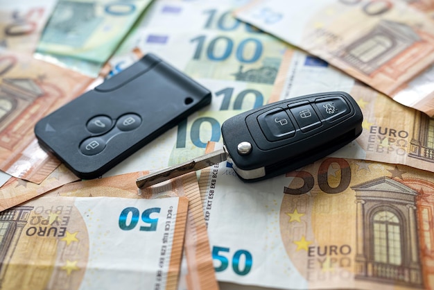 Chiave nera dell'auto sull'assicurazione sui soldi in euro o sull'auto a noleggio