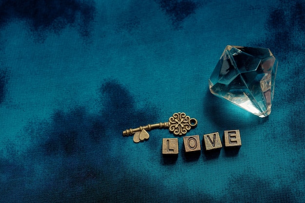 Chiave ornamentale e diamante finto accanto alla formulazione dell'amore