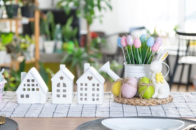 Chiave per la casa di una casa accogliente con decorazioni pasquali con coniglio e uova sul tavolo della cucina Progetto di progettazione edilizia trasferirsi in una nuova casa mutuo assicurazione affitto e acquisto di immobili