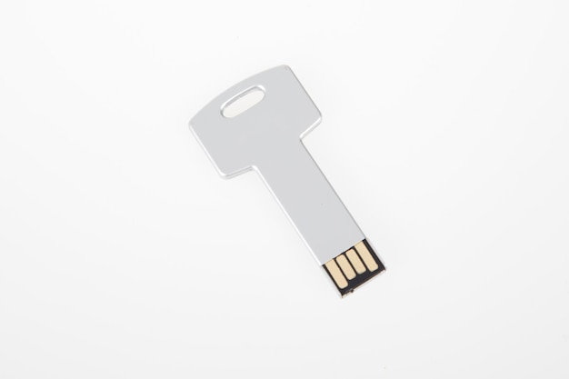 Chiave USB in metallo grigio argento a forma di chiavetta USB in metallo su sfondo bianco