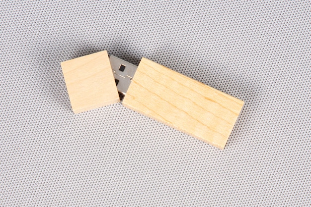 Chiavetta USB in legno per computer su sfondo grigio