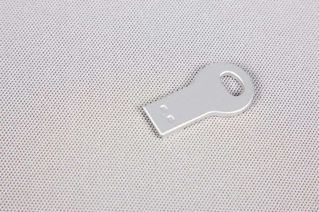 Chiavetta USB in metallo grigio argento su sfondo bianco scrivania grigio