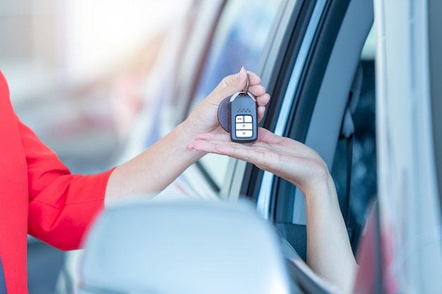 Chiavi dell'automobile della consegna della mano del primo piano, concetto chiuso, vendite di automobili.