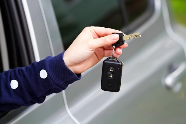 Chiavi in mano appese al finestrino dell'auto