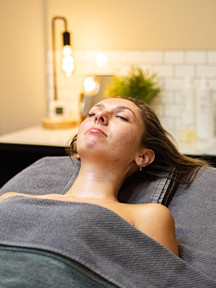 Foto chica mujer en cabina de masajes en centro de estetica