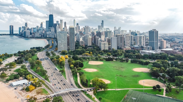 Chicago skyline aerea drone vista dall'alto, il lago Michigan e la città di Chicago downtown grattacieli paesaggio urbano vista degli uccelli dal parco, Illinois, USA