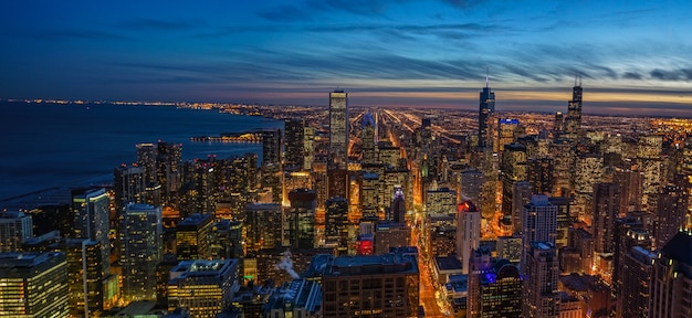 Chicago Skyline Sunset con Twilight Sky e il lago Michigan di notte