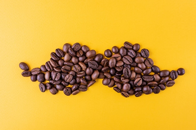 Chicchi di caffè a forma di baffi per il concetto di movember